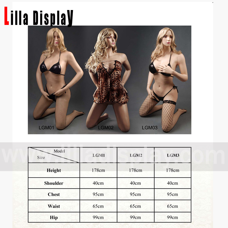 lilladisplay-3 pozira seksi ženska, ki kleči na realističnih lutkah LGM