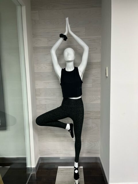 lilladisplay NB-YG weibliche Yoga-Schaufensterpuppen mit Yoga-Kleidung für Eichenrohr-Display im Laden
