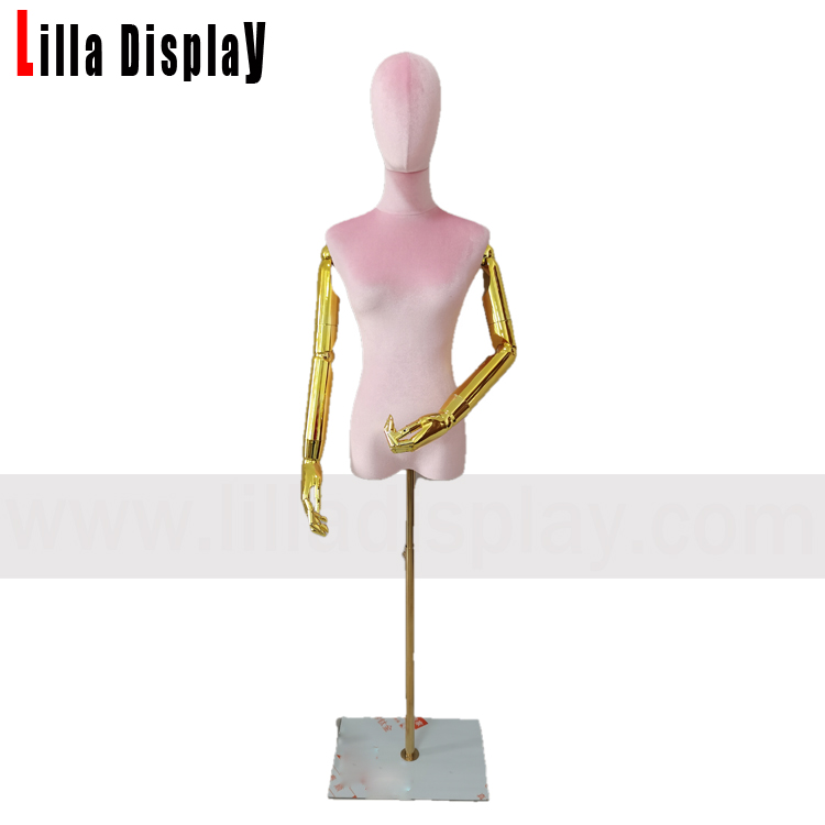 lilladisplay base dorée réglable bras dorés robe femme en velours rose clair forme Maria avec taille S