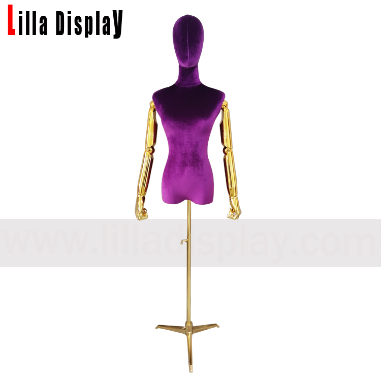 lilladisplay členité zlaté paže zlatá základna stativu Fialové sametové dámské šaty od Maria velikost M