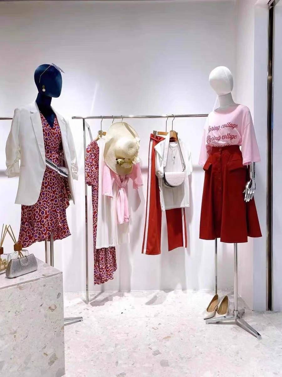 Yaz Sezonu Giyim Mağazası Ekranı İçin Renkli Kadife Manken Elbise Formu