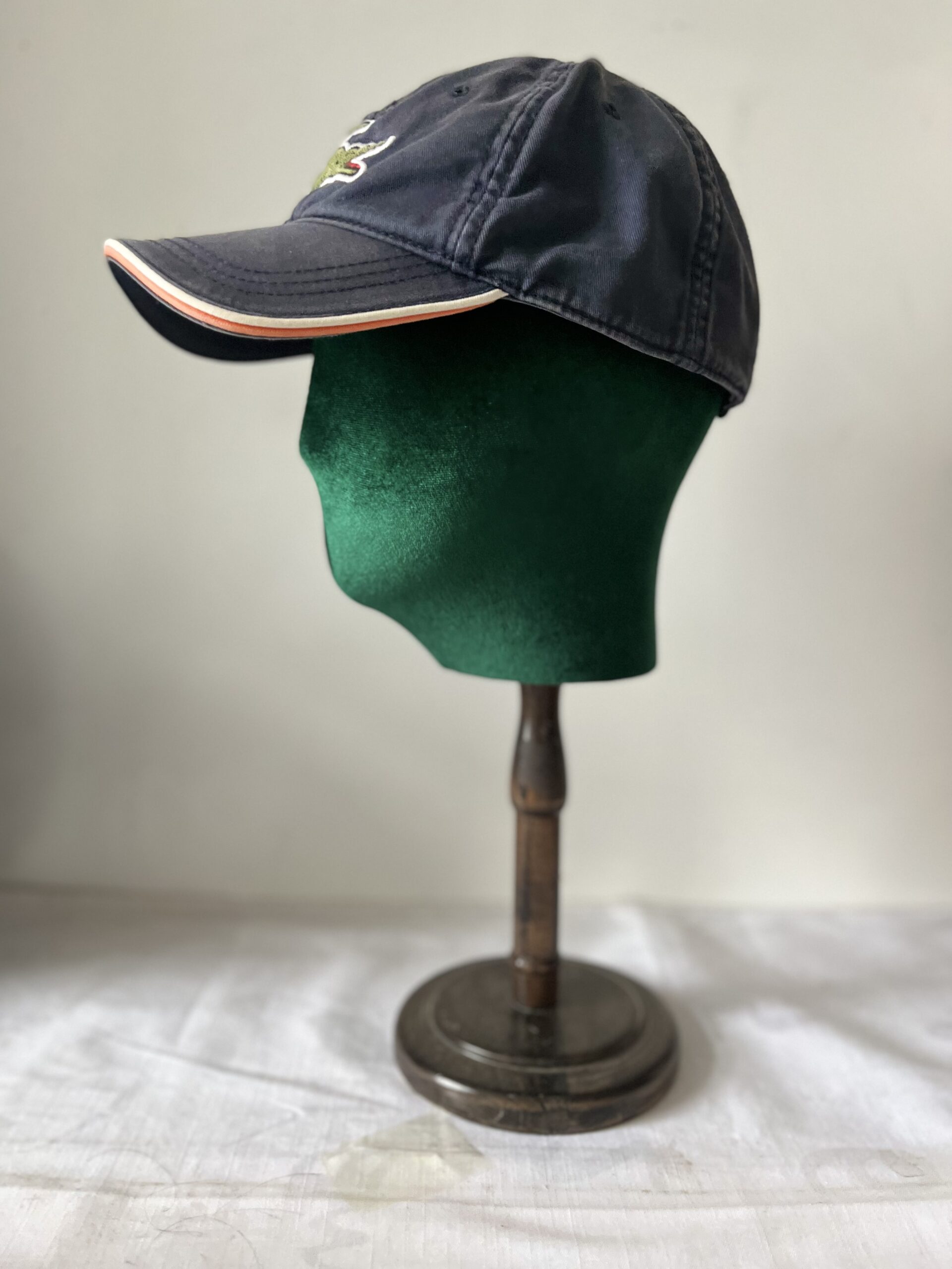 Donkere houten basis groene fluwelen kop voor blauwe hoeden display