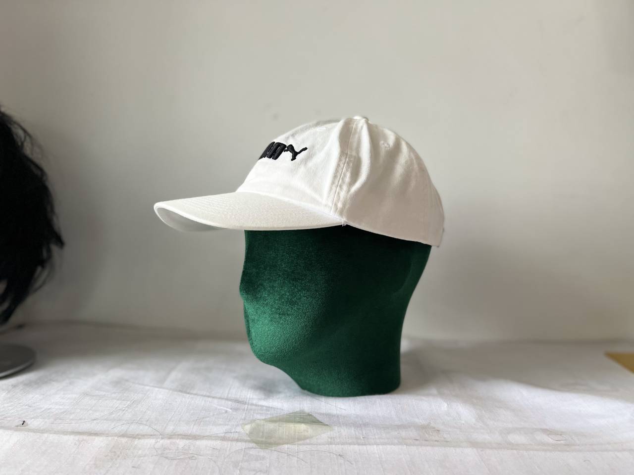 Głowa manekina z zielonego aksamitu do ekspozycji białych czapek